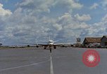 Standbild Ankunft der US Air Force Personal South Vietnam, 1966, aus Sekunde 22 historischem Filmmaterial Videoclip 65675035981