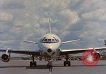 Standbild Ankunft der US Air Force Personal South Vietnam, 1966, aus Sekunde 33 historischem Filmmaterial Videoclip 65675035981