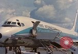 Standbild Ankunft der US Air Force Personal South Vietnam, 1966, aus Sekunde 47 historischem Filmmaterial Videoclip 65675035981