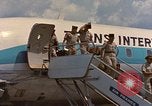 Standbild Ankunft der US Air Force Personal South Vietnam, 1966, aus Sekunde 53 historischem Filmmaterial Videoclip 65675035981