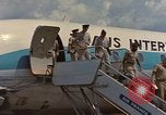 Standbild Ankunft der US Air Force Personal South Vietnam, 1966, aus Sekunde 59 historischem Filmmaterial Videoclip 65675035981