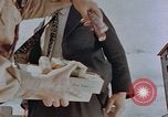 Standbild schwarz Marketing durch die Amerikaner Kyoto Japan, 1946, aus Sekunde 55 historischem Filmmaterial Videoclip 65675036007
