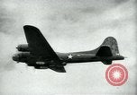 Standbild guided bomb GB-1 United States USA, 1940, aus Sekunde 57 historischem Filmmaterial Videoclip 65675036013