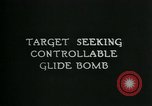 Standbild Ziel suchen steuerbare Glide Bombe United States USA, 1944, aus Sekunde 5 historischem Filmmaterial Videoclip 65675036030