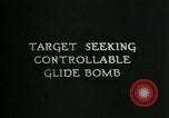 Standbild Ziel suchen steuerbare Glide Bombe United States USA, 1944, aus Sekunde 6 historischem Filmmaterial Videoclip 65675036030