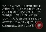 Standbild Ziel suchen steuerbare Glide Bombe United States USA, 1944, aus Sekunde 21 historischem Filmmaterial Videoclip 65675036030