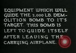 Standbild Ziel suchen steuerbare Glide Bombe United States USA, 1944, aus Sekunde 22 historischem Filmmaterial Videoclip 65675036030