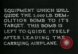 Standbild Ziel suchen steuerbare Glide Bombe United States USA, 1944, aus Sekunde 24 historischem Filmmaterial Videoclip 65675036030