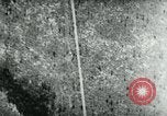 Standbild hohen Winkel steuerbare Bomben im Azimut nur United States USA, 1944, aus Sekunde 47 historischem Filmmaterial Videoclip 65675036032