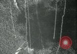 Standbild Array von Rauch Trails China-Burma-Indien Theater, 1945, aus Sekunde 6 historischem Filmmaterial Videoclip 65675036044