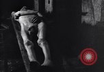 Standbild Leichen von NS-Gefangenen Ebensee Österreich, 1945, aus Sekunde 29 historischem Filmmaterial Videoclip 65675036064