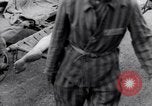 Standbild Leichen von NS-Gefangenen Ebensee Österreich, 1945, aus Sekunde 62 historischem Filmmaterial Videoclip 65675036064