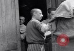 Immagine di Campo di concentramento i prigionieri Ebensee Austria, 1945, secondo 26 filmato di repertorio 65675036065