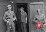 Immagine di Campo di concentramento i prigionieri Ebensee Austria, 1945, secondo 42 filmato di repertorio 65675036065
