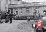 Standbild Generäle der alliierten Streitkräfte Bad Wildungen Deutschland, 1945, aus Sekunde 53 historischem Filmmaterial Videoclip 65675036068