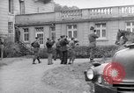 Standbild Generäle der alliierten Streitkräfte Bad Wildungen Deutschland, 1945, aus Sekunde 62 historischem Filmmaterial Videoclip 65675036068