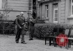 Standbild Generäle der alliierten Streitkräfte Bad Wildungen Deutschland, 1945, aus Sekunde 4 historischem Filmmaterial Videoclip 65675036069