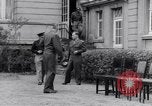 Standbild Generäle der alliierten Streitkräfte Bad Wildungen Deutschland, 1945, aus Sekunde 5 historischem Filmmaterial Videoclip 65675036069