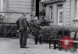 Standbild Generäle der alliierten Streitkräfte Bad Wildungen Deutschland, 1945, aus Sekunde 6 historischem Filmmaterial Videoclip 65675036069