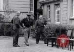 Standbild Generäle der alliierten Streitkräfte Bad Wildungen Deutschland, 1945, aus Sekunde 8 historischem Filmmaterial Videoclip 65675036069