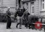 Standbild Generäle der alliierten Streitkräfte Bad Wildungen Deutschland, 1945, aus Sekunde 9 historischem Filmmaterial Videoclip 65675036069