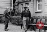 Standbild Generäle der alliierten Streitkräfte Bad Wildungen Deutschland, 1945, aus Sekunde 11 historischem Filmmaterial Videoclip 65675036069