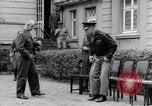 Standbild Generäle der alliierten Streitkräfte Bad Wildungen Deutschland, 1945, aus Sekunde 12 historischem Filmmaterial Videoclip 65675036069