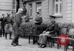 Standbild Generäle der alliierten Streitkräfte Bad Wildungen Deutschland, 1945, aus Sekunde 13 historischem Filmmaterial Videoclip 65675036069