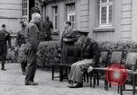 Standbild Generäle der alliierten Streitkräfte Bad Wildungen Deutschland, 1945, aus Sekunde 14 historischem Filmmaterial Videoclip 65675036069