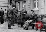 Standbild Generäle der alliierten Streitkräfte Bad Wildungen Deutschland, 1945, aus Sekunde 15 historischem Filmmaterial Videoclip 65675036069