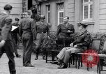Standbild Generäle der alliierten Streitkräfte Bad Wildungen Deutschland, 1945, aus Sekunde 16 historischem Filmmaterial Videoclip 65675036069