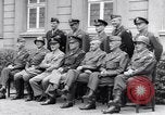 Standbild Generäle der alliierten Streitkräfte Bad Wildungen Deutschland, 1945, aus Sekunde 17 historischem Filmmaterial Videoclip 65675036069