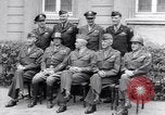 Standbild Generäle der alliierten Streitkräfte Bad Wildungen Deutschland, 1945, aus Sekunde 27 historischem Filmmaterial Videoclip 65675036069
