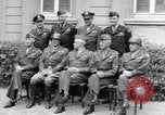 Standbild Generäle der alliierten Streitkräfte Bad Wildungen Deutschland, 1945, aus Sekunde 28 historischem Filmmaterial Videoclip 65675036069