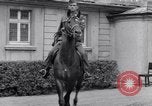 Standbild Generäle der alliierten Streitkräfte Bad Wildungen Deutschland, 1945, aus Sekunde 57 historischem Filmmaterial Videoclip 65675036069