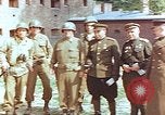 Immagine di Americani e russi funzionari militari soddisfare Torgau Germania, 1945, secondo 1 filmato di repertorio 65675036088