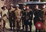 Immagine di Americani e russi funzionari militari soddisfare Torgau Germania, 1945, secondo 3 filmato di repertorio 65675036088
