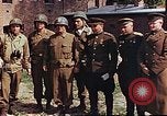 Immagine di Americani e russi funzionari militari soddisfare Torgau Germania, 1945, secondo 4 filmato di repertorio 65675036088