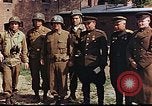Immagine di Americani e russi funzionari militari soddisfare Torgau Germania, 1945, secondo 5 filmato di repertorio 65675036088