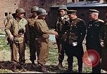 Immagine di Americani e russi funzionari militari soddisfare Torgau Germania, 1945, secondo 7 filmato di repertorio 65675036088
