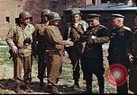 Immagine di Americani e russi funzionari militari soddisfare Torgau Germania, 1945, secondo 8 filmato di repertorio 65675036088
