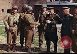 Immagine di Americani e russi funzionari militari soddisfare Torgau Germania, 1945, secondo 10 filmato di repertorio 65675036088