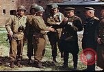 Immagine di Americani e russi funzionari militari soddisfare Torgau Germania, 1945, secondo 11 filmato di repertorio 65675036088