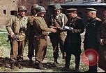 Immagine di Americani e russi funzionari militari soddisfare Torgau Germania, 1945, secondo 12 filmato di repertorio 65675036088