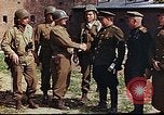 Immagine di Americani e russi funzionari militari soddisfare Torgau Germania, 1945, secondo 15 filmato di repertorio 65675036088