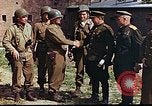 Immagine di Americani e russi funzionari militari soddisfare Torgau Germania, 1945, secondo 16 filmato di repertorio 65675036088