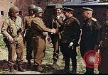 Immagine di Americani e russi funzionari militari soddisfare Torgau Germania, 1945, secondo 17 filmato di repertorio 65675036088