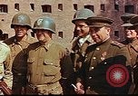 Immagine di Americani e russi funzionari militari soddisfare Torgau Germania, 1945, secondo 18 filmato di repertorio 65675036088