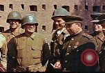 Immagine di Americani e russi funzionari militari soddisfare Torgau Germania, 1945, secondo 20 filmato di repertorio 65675036088