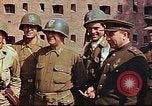 Immagine di Americani e russi funzionari militari soddisfare Torgau Germania, 1945, secondo 22 filmato di repertorio 65675036088